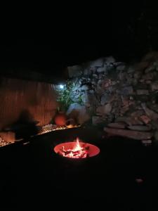 eine Feuerstelle in einem Hof bei Nacht in der Unterkunft Apartamento rural Sé de un lugar in El Torno