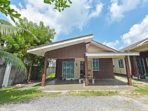 una casa con porche y valla en OYO 90596 Casaria Inn, en Kampong Baru