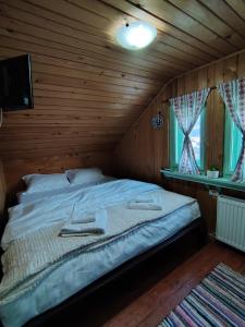 En eller flere senge i et værelse på Casuta Mariei, Borsa,Maramures