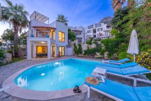 ein großes Schwimmbad vor einem Haus in der Unterkunft Villa Tara in Kaş