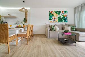 een woonkamer met een tafel en een bank bij Royal Blue San Agustin in San Bartolomé