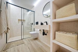 een badkamer met douche en toilet bij Royal Blue San Agustin in San Bartolomé +37 foto's