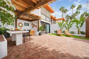 een buitenterras met een tafel en stoelen bij Royal Blue San Agustin in San Bartolomé