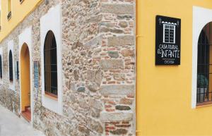 um edifício com um sinal na lateral em Casa Rural El Infante em Oropesa