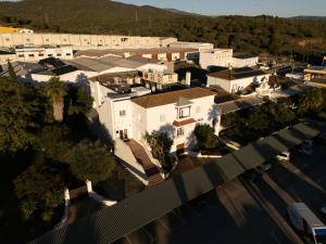 uma vista aérea de um grande edifício branco em La Palmosa em Alcalá de los Gazules