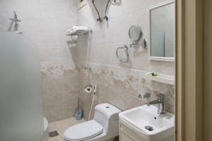 a bathroom with a toilet and a sink and a mirror at فندق صحارى صبيا - Sahari Sabya Hotel in Şabyā