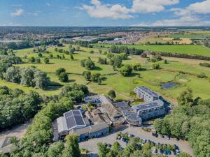 - une vue aérienne sur un bâtiment doté de panneaux solaires dans l'établissement All Saints Resort, à Bury St Edmunds
