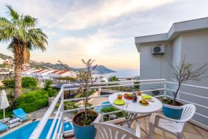 ein Balkon mit Tisch und Stühlen und Blick auf das Meer in der Unterkunft Villa Tara in Kaş