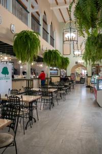 uma sala de jantar com mesas e cadeiras em um restaurante em La Palmosa em Alcalá de los Gazules