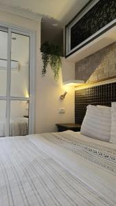 En eller flere senge i et værelse på Shahal Apartments