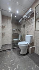 Et badeværelse på Shahal Apartments + 78 billeder