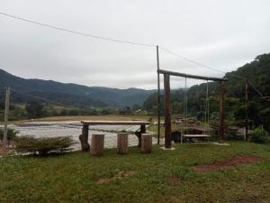 een picknicktafel in het gras naast een rivier bij จรรยา โฮมเสตย์ in Chom Thong +3 foto's
