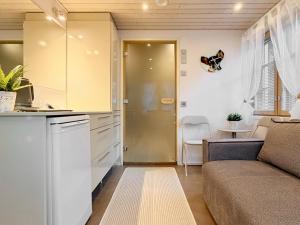 un soggiorno con divano e cucina di Guest House Salo-City a Salo
