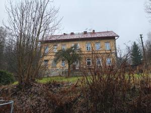une vieille maison au sommet d'une colline dans l'établissement Apartmán Bára, à Tanvald