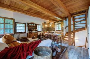 un soggiorno con un orsacchiotto seduto su un divano di Chalet Maison Felix a Pra Neiron
