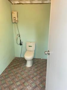een badkamer met toilet in een kamer bij Kohkood camp in Ban Khlong Mat