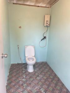 een kleine badkamer met een toilet in een hokje bij Kohkood camp in Ban Khlong Mat
