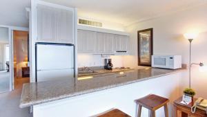 Maui Kai Condos - No Resort Fees的厨房或小厨房
