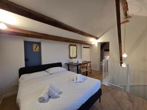 En eller flere senge i et værelse på Mansarda sul mare - By Ligooria