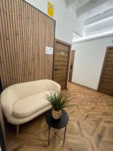 een woonkamer met een bank en een tafel bij B&B Valencia in Valencia +13 foto's