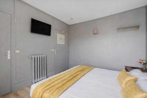 En eller flere senge i et værelse på Relaxing Cosy - 2P - Canal Saint Martin