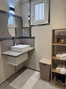 une salle de bain avec un lavabo, un miroir et des serviettes dans l'établissement Perfect cocoon for a romantic stay, à La Celle-sous-Gouzon