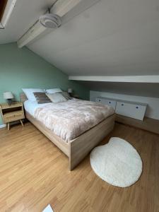 ein Schlafzimmer mit einem großen Bett und einem weißen Teppich in der Unterkunft Perfect cocoon for a romantic stay in La Celle-sous-Gouzon