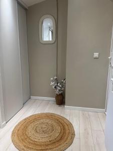 ein Zimmer mit einem Teppich auf dem Boden und einer Tür in der Unterkunft Perfect cocoon for a romantic stay in La Celle-sous-Gouzon + 3 Fotos