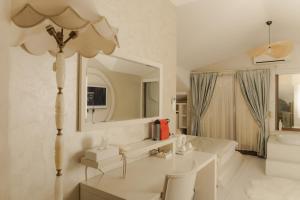 TV a/nebo společenská místnost v ubytování Lale Hotel