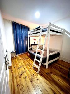 Giường trong phòng chung tại Séjour confort proche de Paris