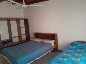 een slaapkamer met een bed en een dressoir en een bed sidx sidx sidx sidx bij Clau Propiedades in San Antonio Oeste
