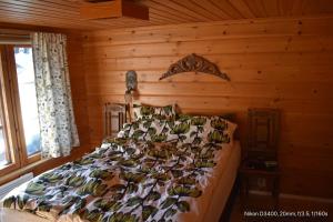 - une chambre avec un lit et un mur en bois dans l'établissement Tallbo24, 