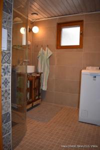 une salle de bain avec douche et lavabo dans l'établissement Tallbo24,  13 autres photos