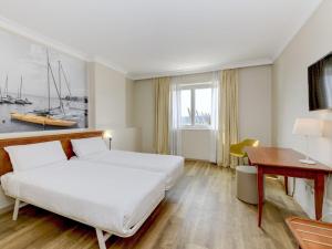 B&B Hotel Affi - Lago di Garda في آفي: غرفة فندق بها سريران ومكتب