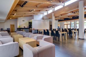 En restaurant eller et andet spisested på Rezydencja nad jeziorem Pestkownica