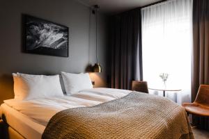 雷克雅未克奥丁斯维酒店的一间带床、窗户和桌子的卧室