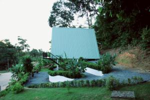 een huis met een groen dak in een tuin bij Grandpa's House in Ko Klang