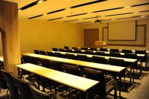 een klaslokaal met tafels en stoelen en een whiteboard bij Atour Hotel Xi'an High Tech Dazhai Road in Xi'an