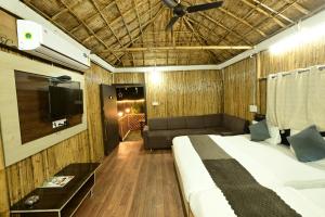 En eller flere senge i et værelse på Hotel Happy Forest Inn + 70 billeder