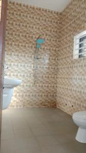 Et badeværelse på Cozy II Studio with AC and kitchen