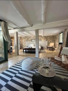 ein Wohnzimmer mit einem Bett und einem blau-weißen Teppich in der Unterkunft La Belugue in Beaumont-de-Pertuis