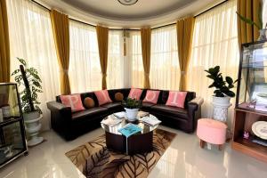 a living room with a couch and a table at Pilot Hotel in Amandiego