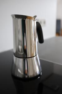 een koffiepot bovenop een aanrecht bij Ferienwohnung Documenta Urbana in Kassel
