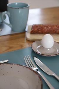 een tafel met borden en keukengerei op een tafel bij Ferienwohnung Documenta Urbana in Kassel +1 foto