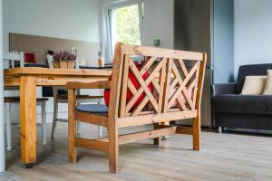 un tavolo da pranzo in legno con una sedia in legno di Oveney Apartments a Bochum
