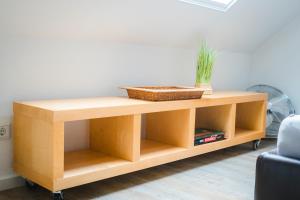 un tavolino in legno con una pianta in cima di Oveney Apartments a Bochum