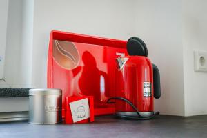 un tostapane rosso accanto a una scatola rossa di Oveney Apartments a Bochum