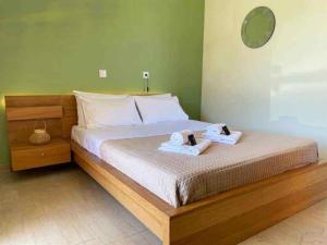 une chambre avec un lit avec deux serviettes dessus dans l'établissement Exclusive Alexandra Apartments, à Sidari 1 autre photo