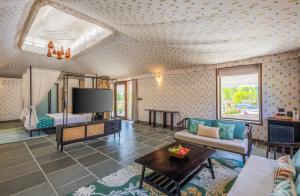 Et tv og/eller underholdning på The Forest Chapter by Sayaji, Jawai