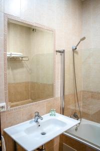 um banheiro com pia e chuveiro em La Palmosa em Alcalá de los Gazules